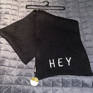 🔥Scarf ribbed with “HEY” embroidered